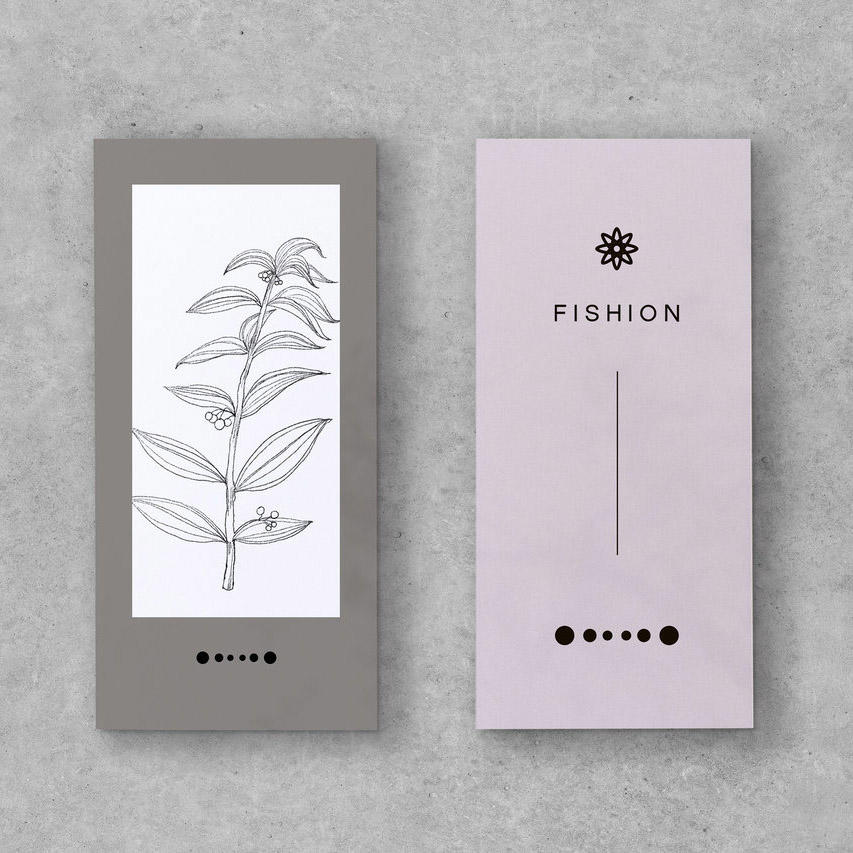 灰色背景上的书签卡片贴图样机