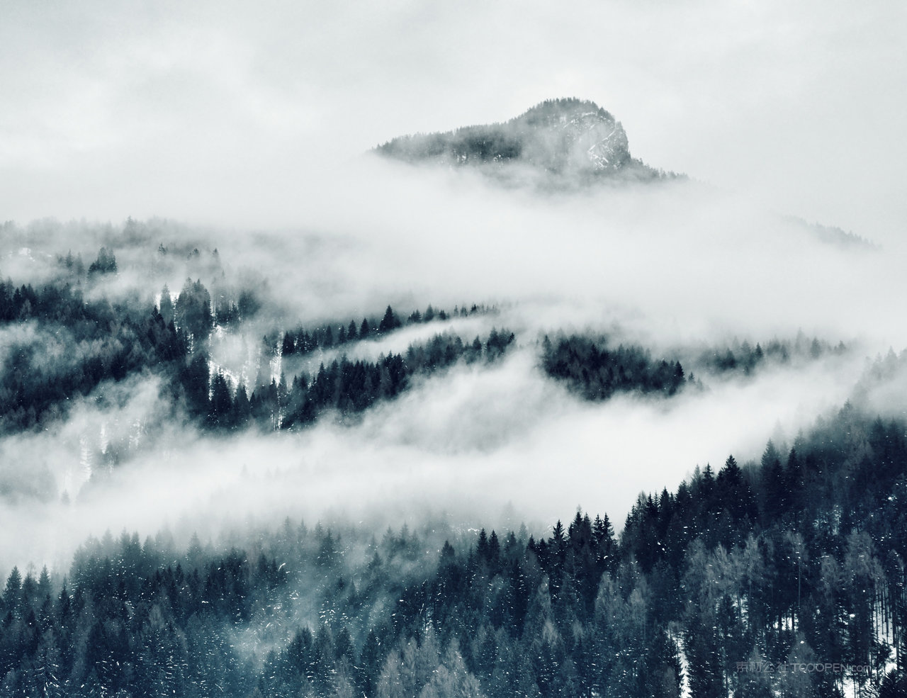 雪山巍峨山脉图片素材
