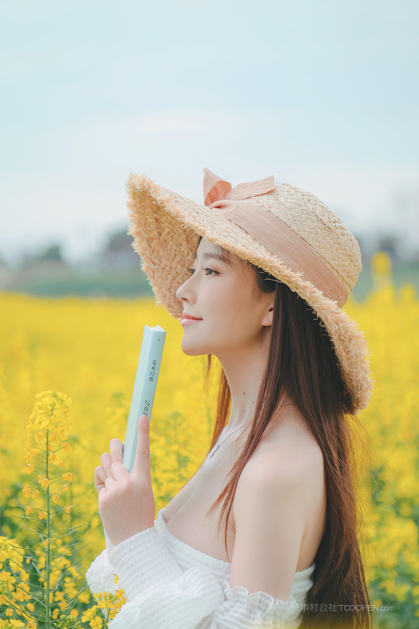 花园里的清纯甜美女孩高清人像写真图片