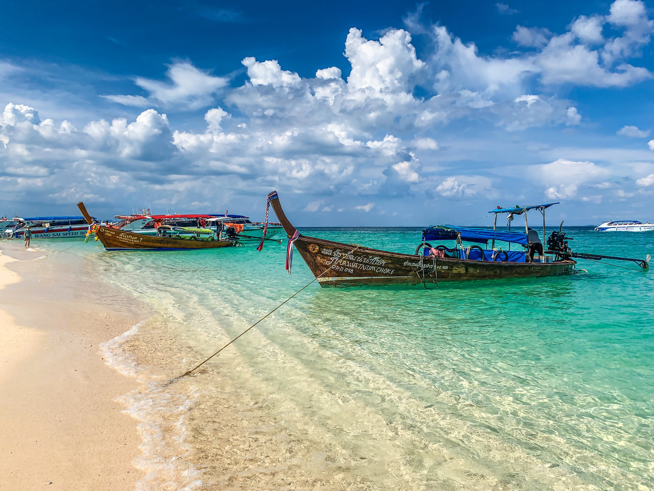 海南东方市海边渔村渔船