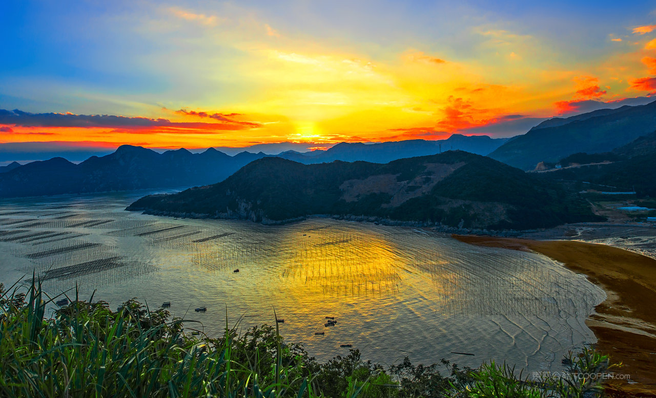 金色的海上日落