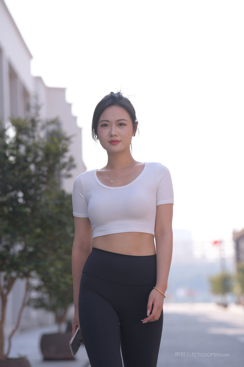 高清黑色紧身裤美女图片