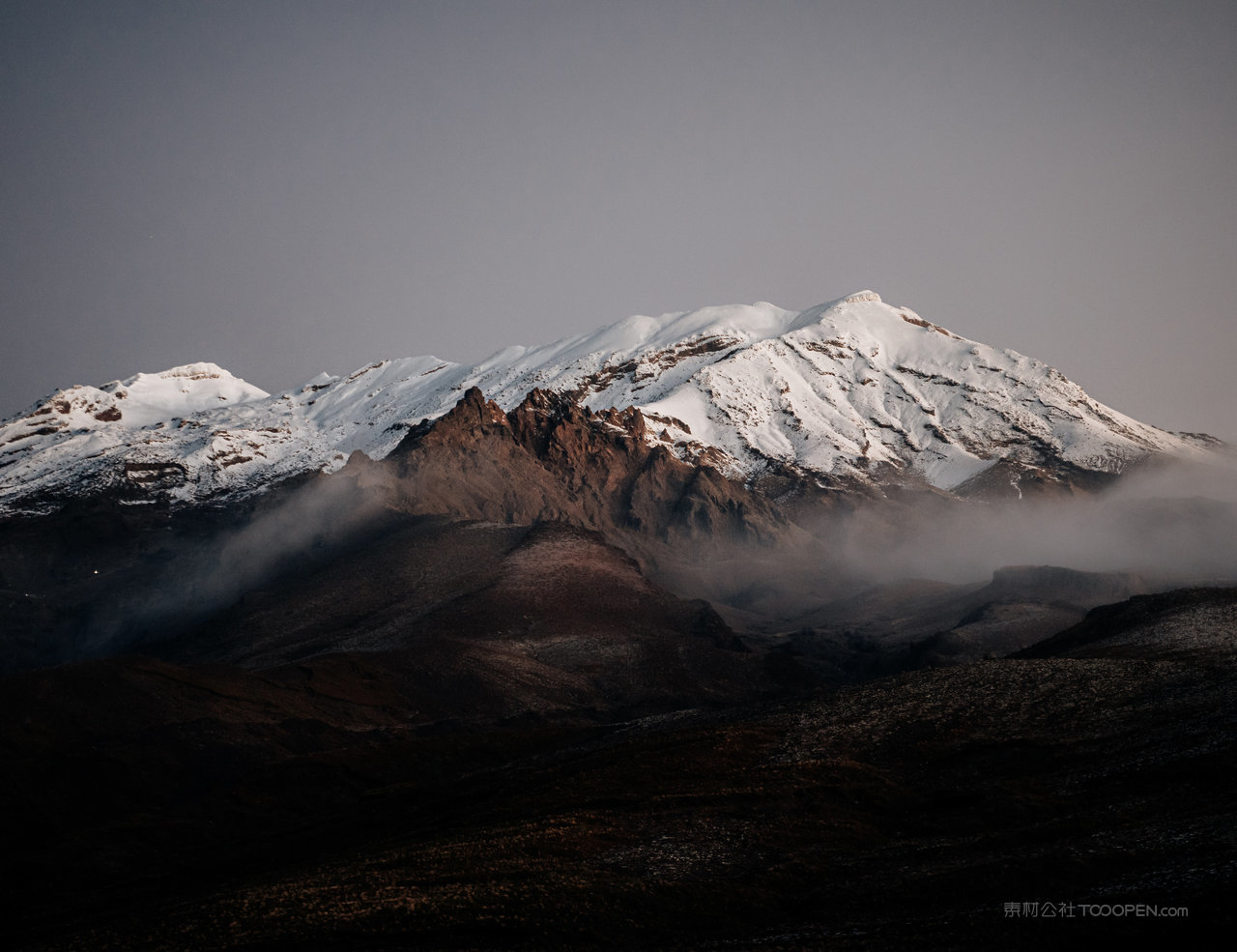雪山风景画图片