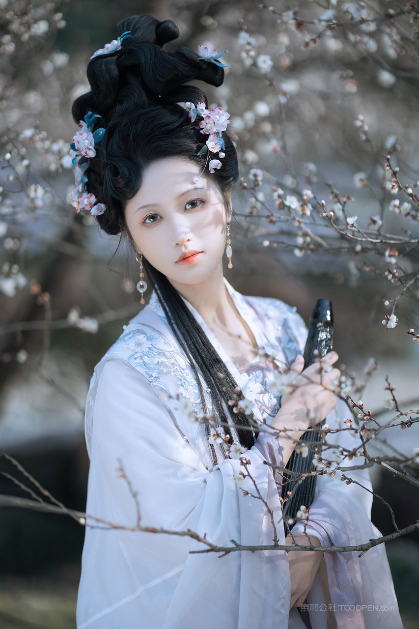 梅花树下的古装美女