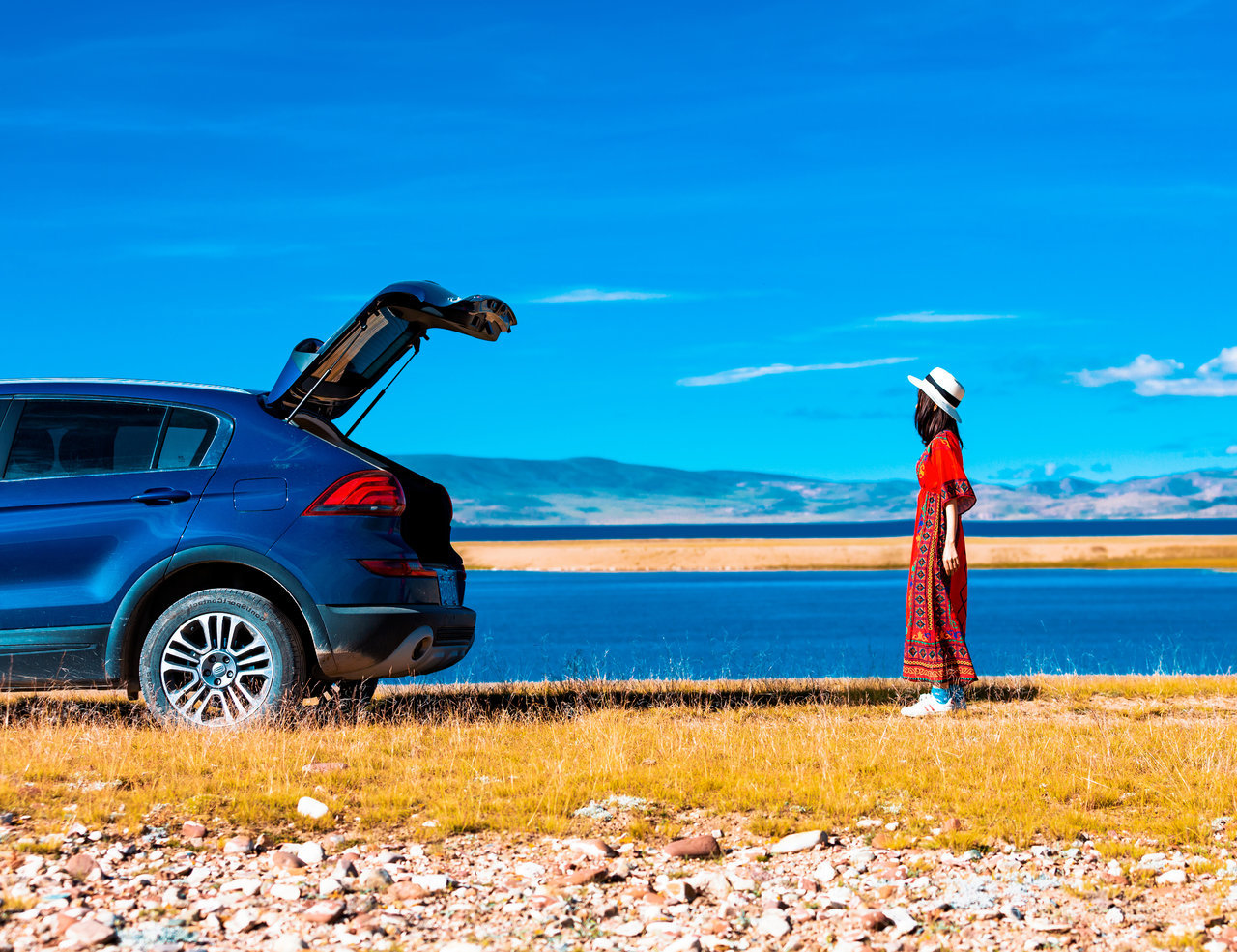 草原上的汽车摄影图