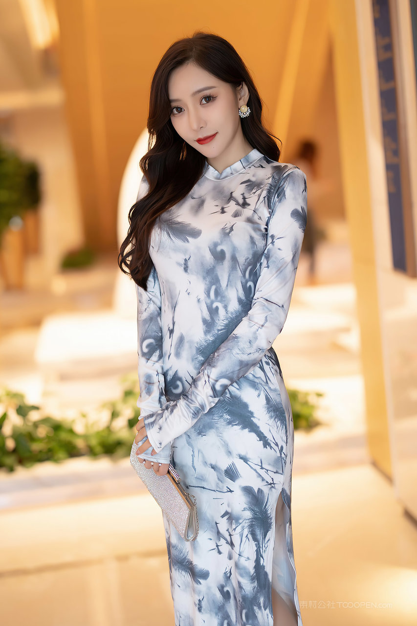 穿水墨花纹旗袍的性感美女照片王馨瑶图片