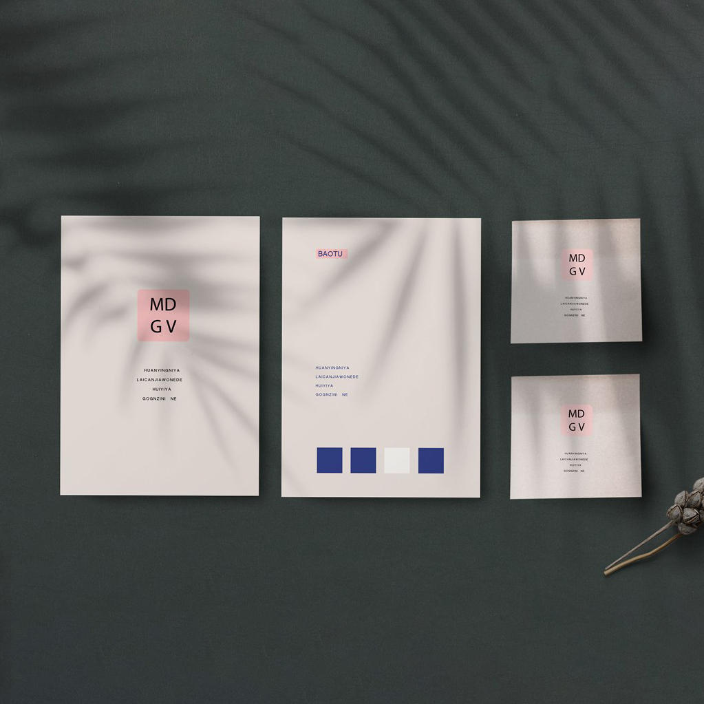 墨绿色光影下的复古的文件袋便利贴样机