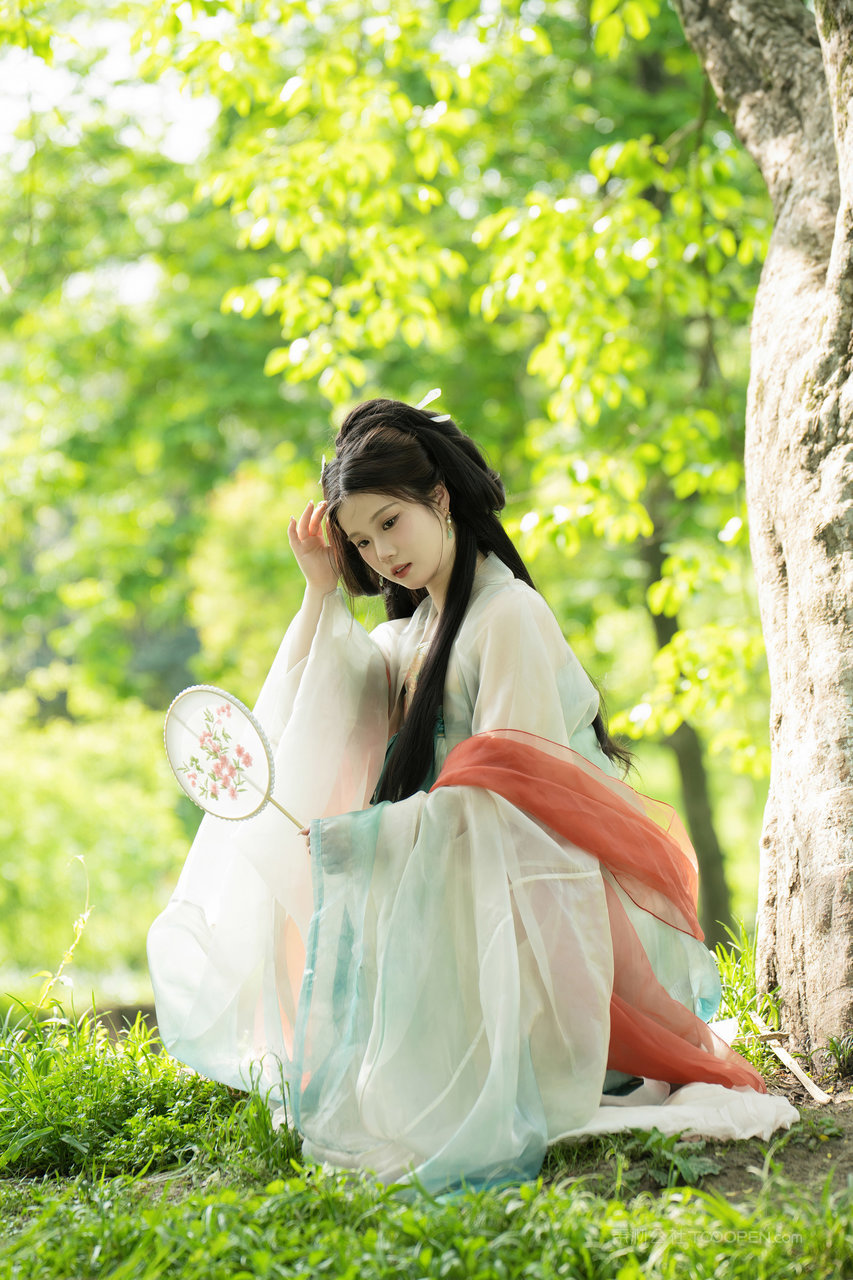 翩翩起舞的古装美女图片