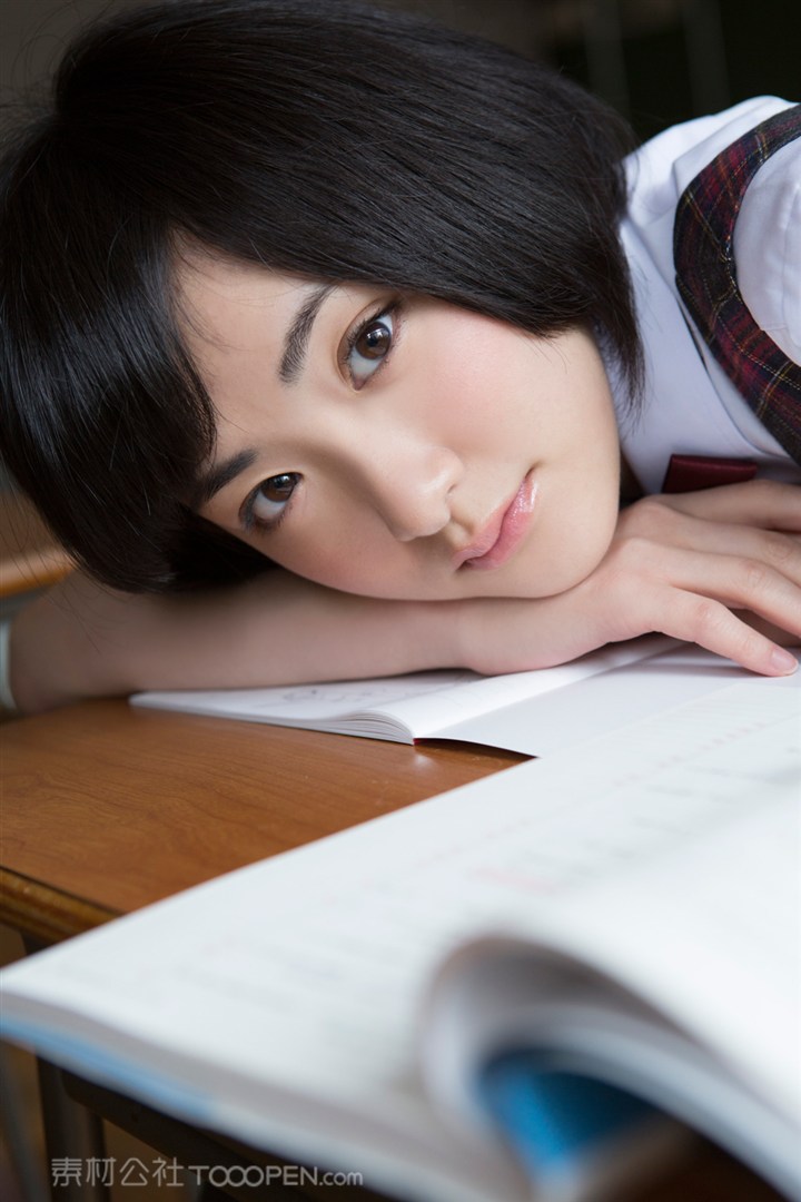 趴在桌子上的高清日本美女松井玲奈图片