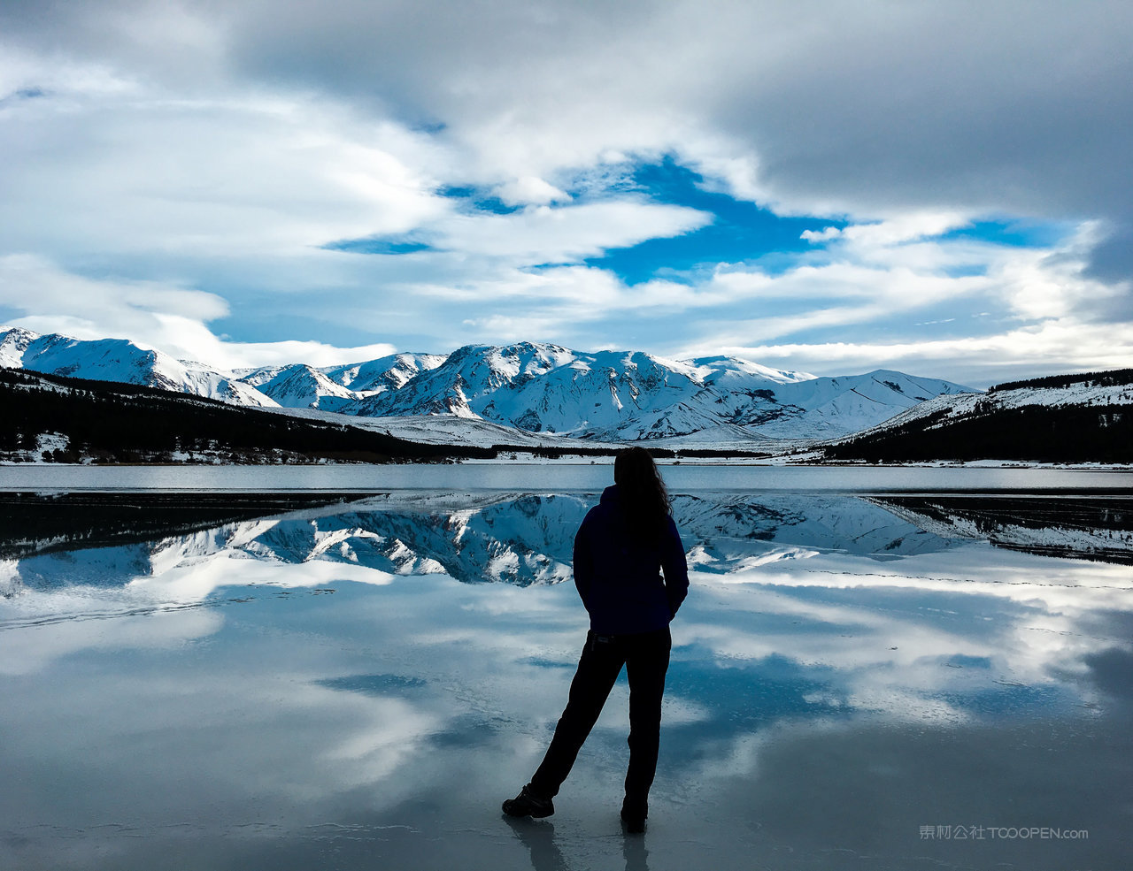 雪山巍峨山脉风景画