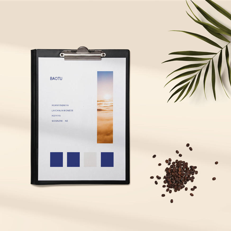 清新简洁桌面上的文件夹样机