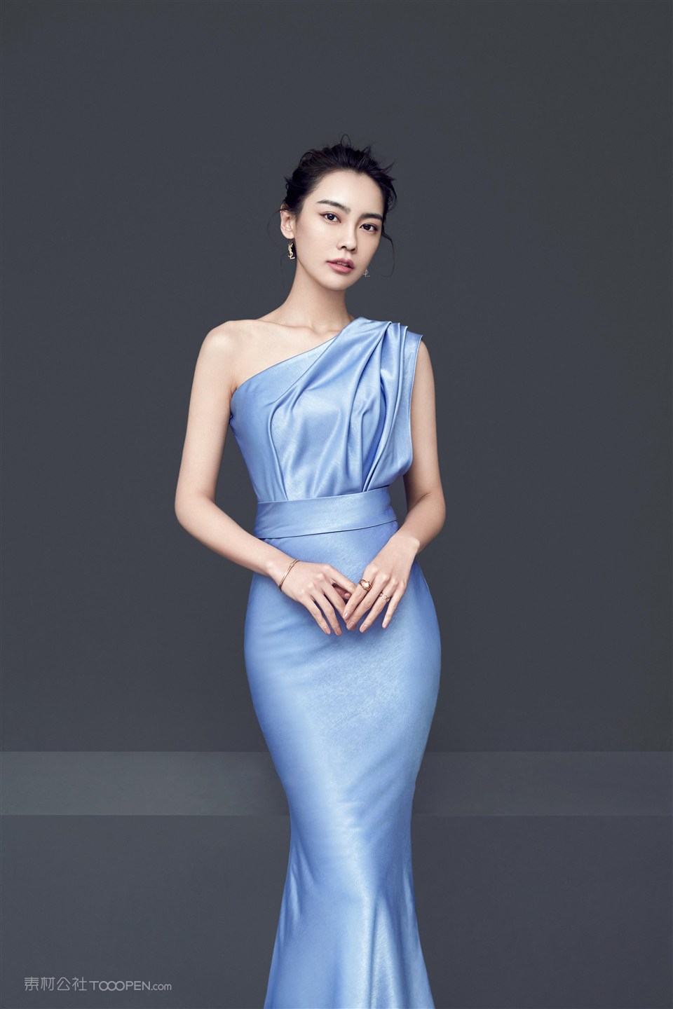 蓝色礼服室内写真