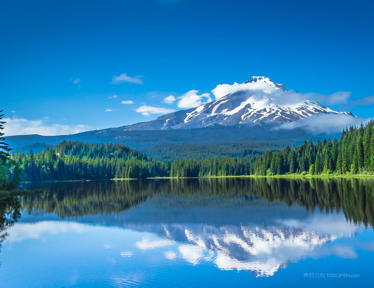 大山雪山风景画图片