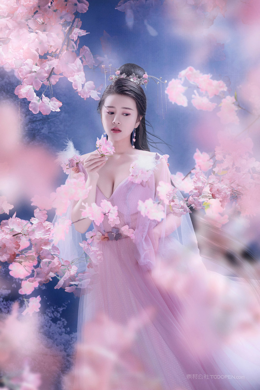 赏花的大胸古装美女高清手机壁纸图片大全