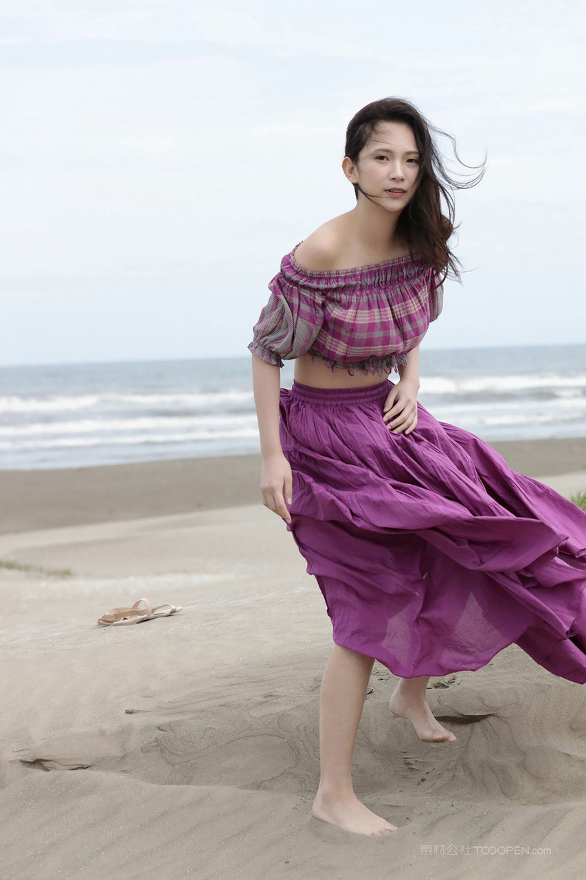 紫色长裙气质美女图片