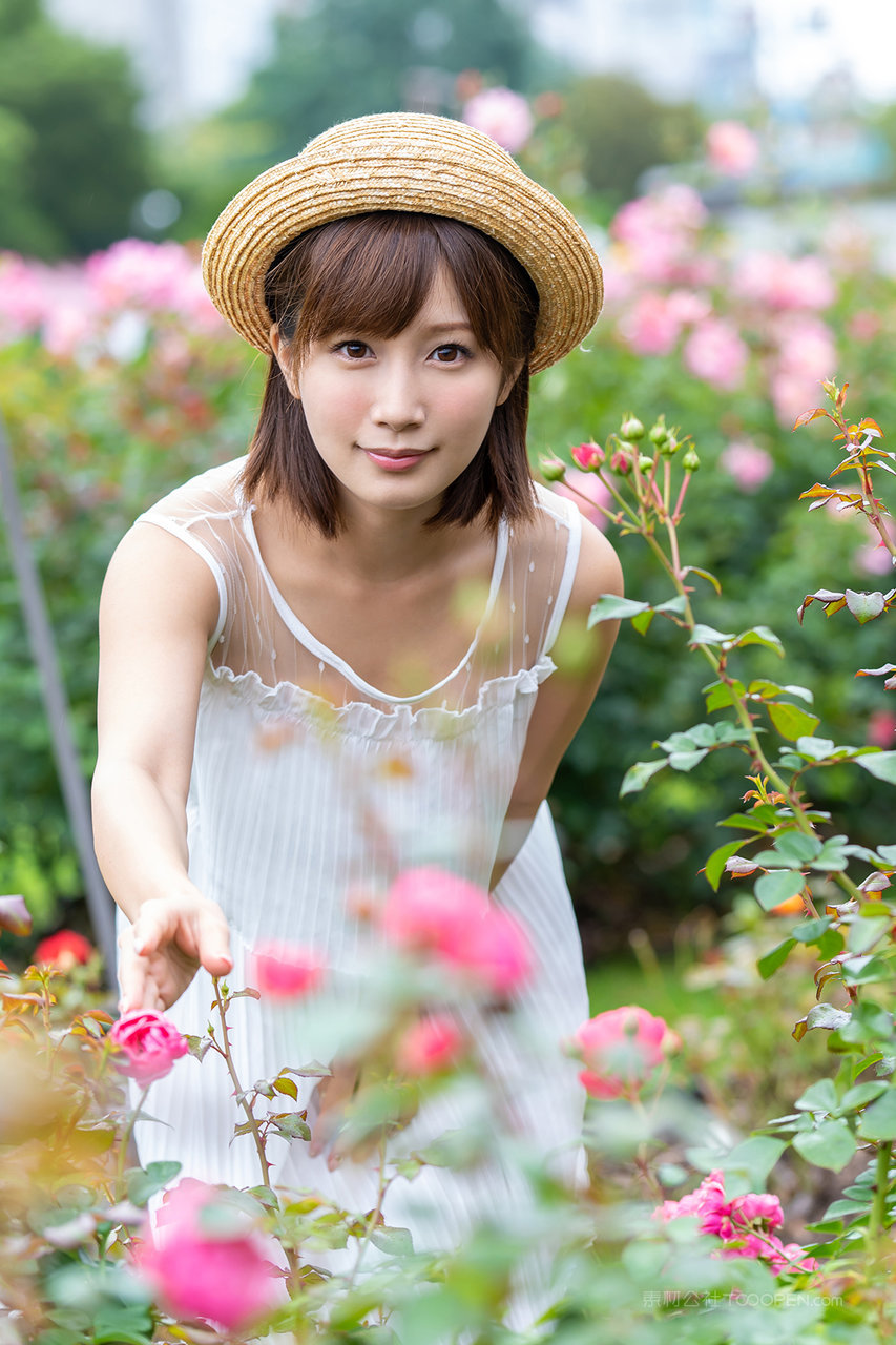 摘花的日本清纯美女小島高清美女壁纸图片大全