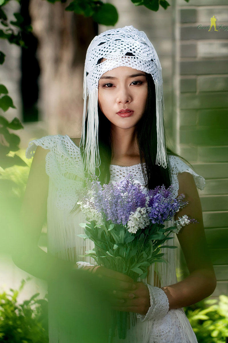 手捧勿忘我鲜花时尚气质美女图片