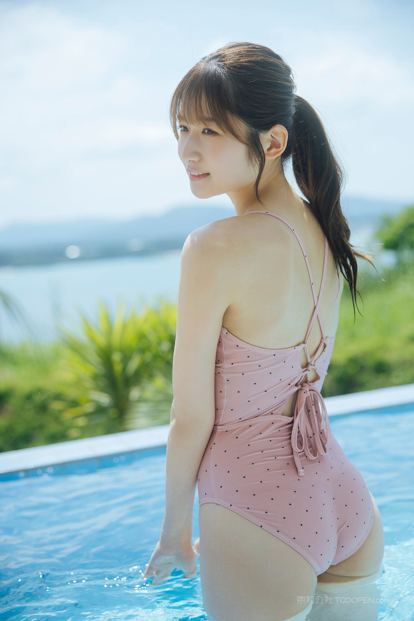 大胆泳装美女摄影图片