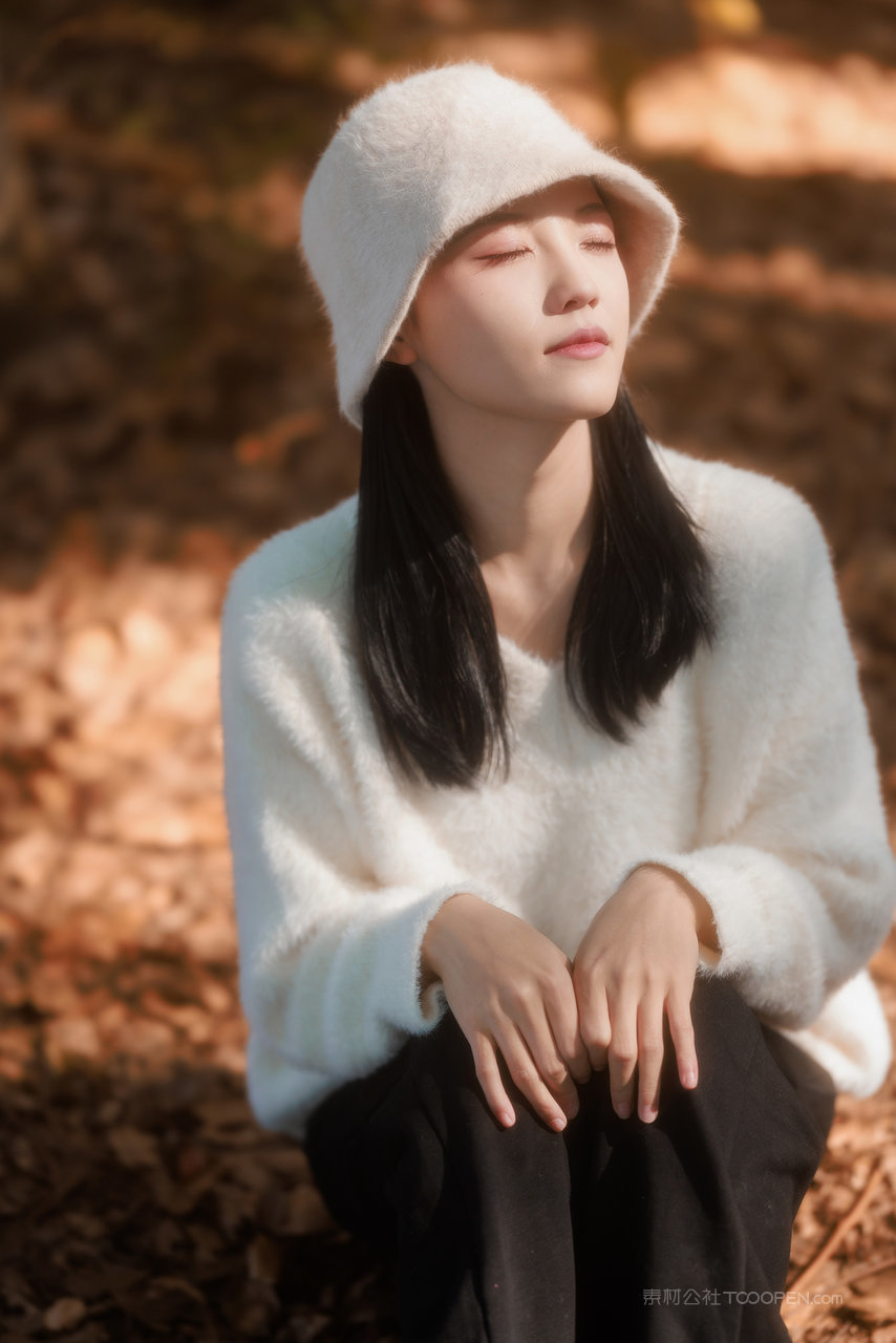 坐在森林里冥想的极品养眼美女高清图片