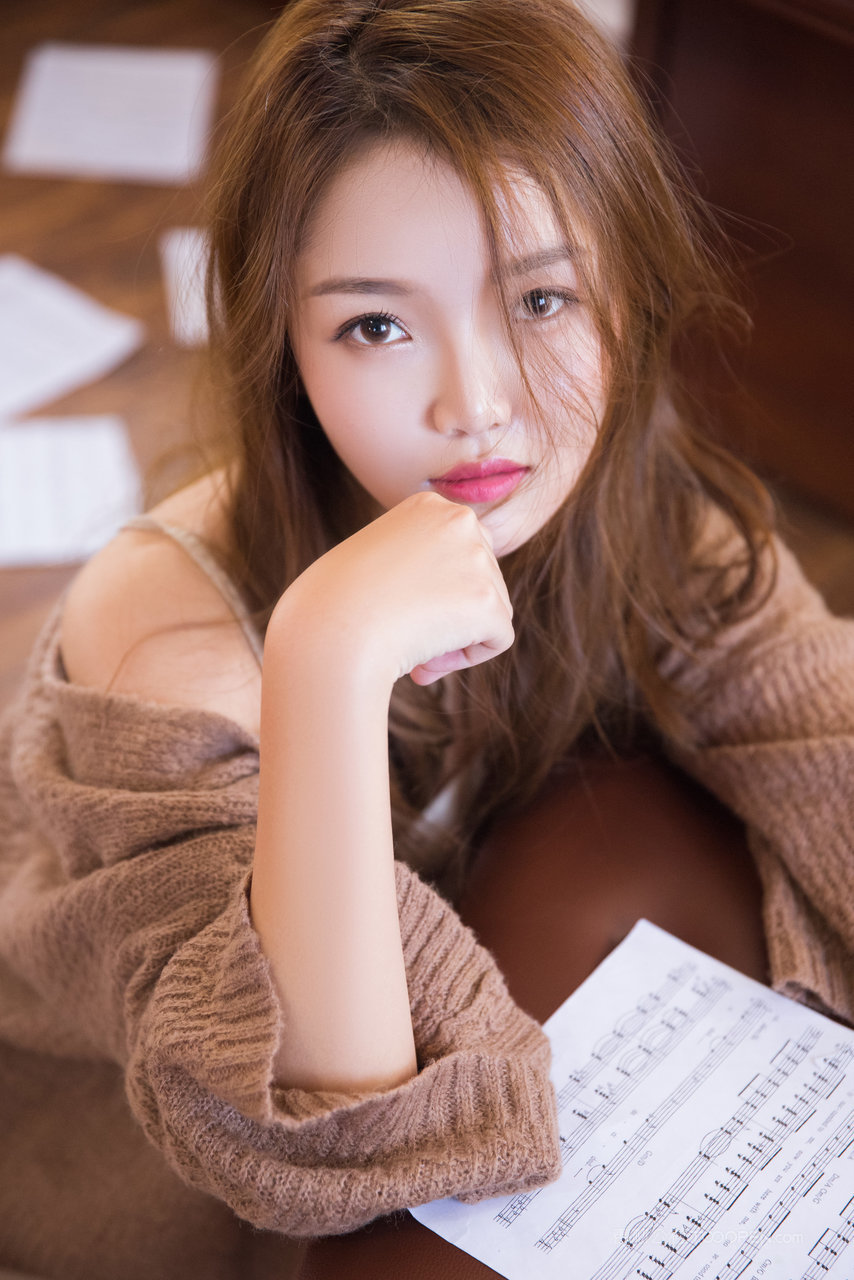 看乐谱的高颜值美女主播美女手机壁纸图片