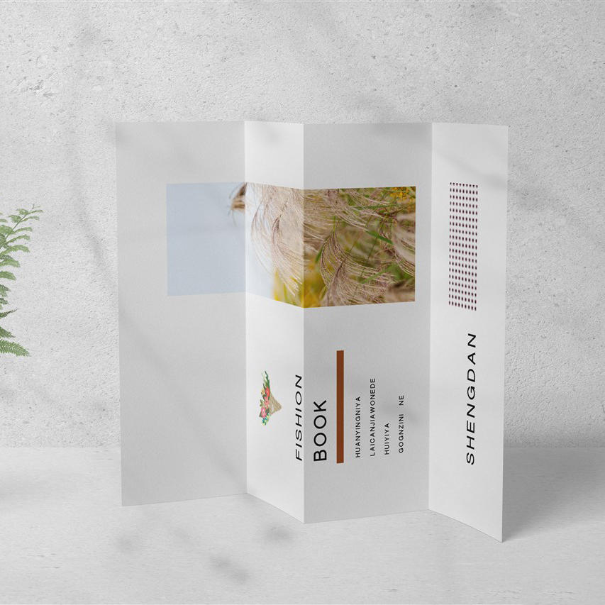 灰色背景上竖立的三折页样机