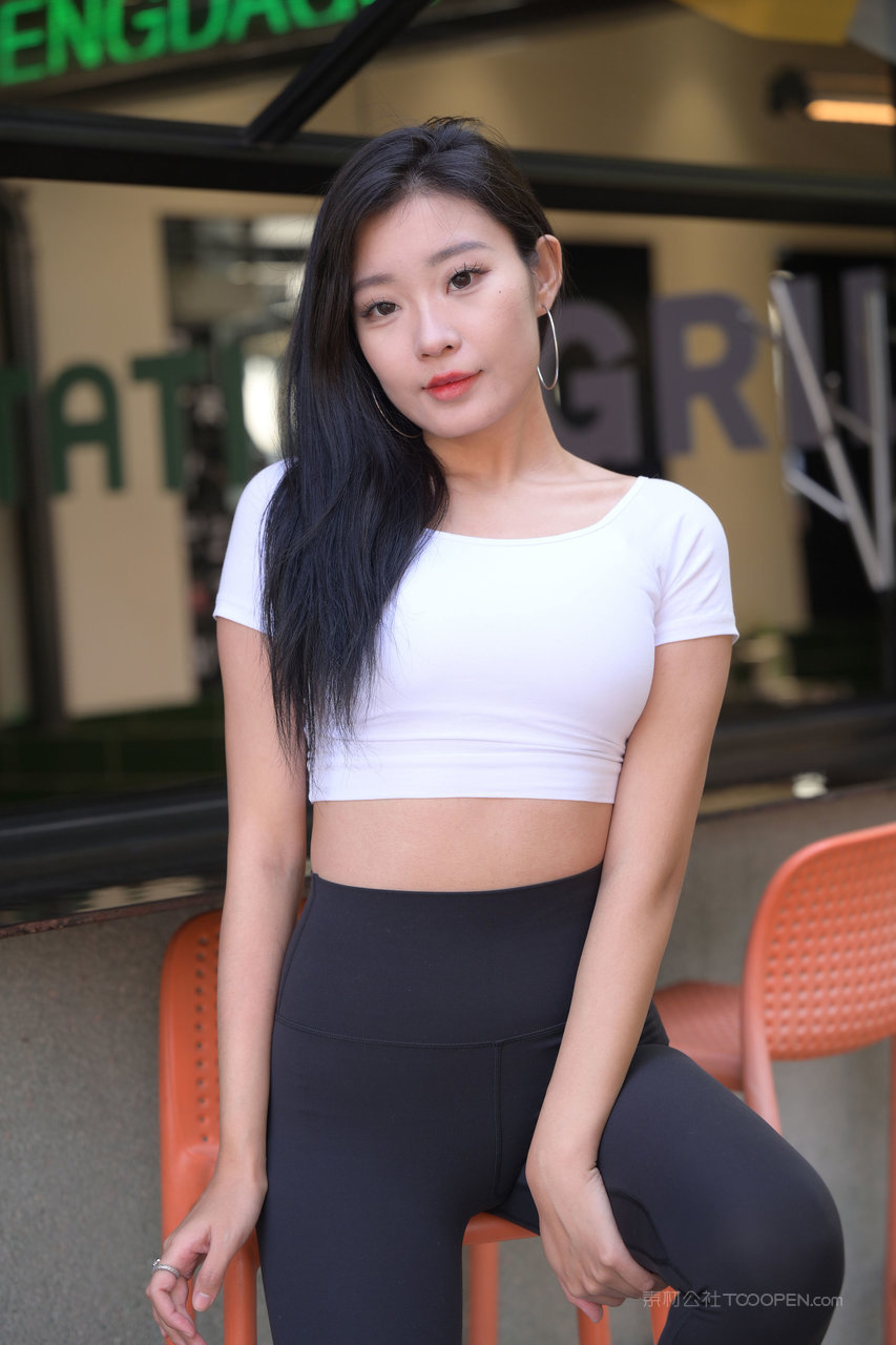 紧身瑜伽裤美女运动图片