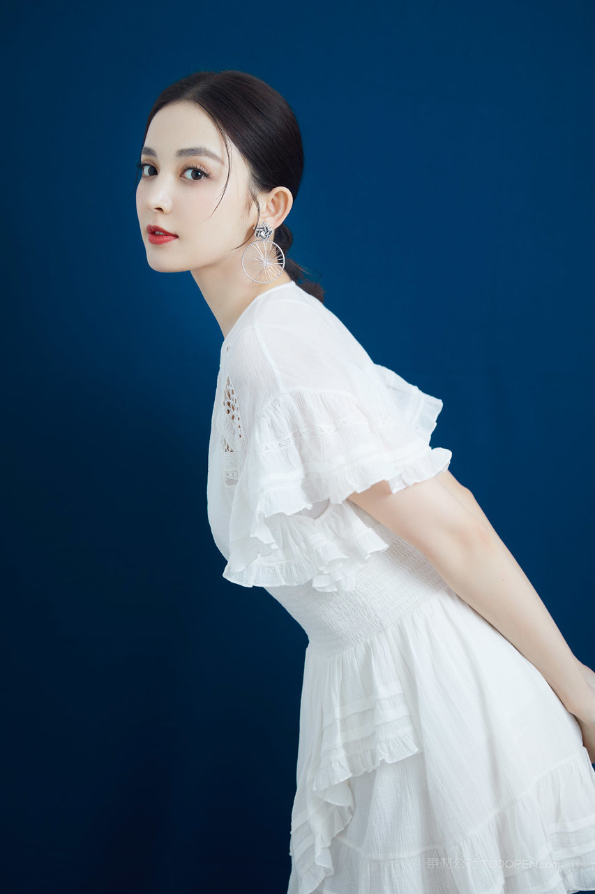 穿白色连衣裙的气质美女明星古力娜扎高清壁纸图片大全