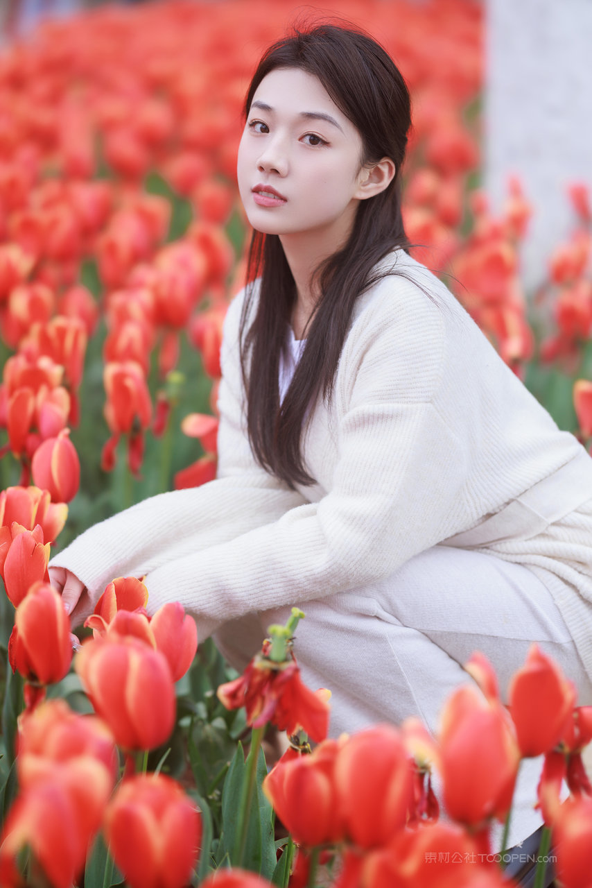 蹲在花丛里的清纯养眼女生头像个性图片大全