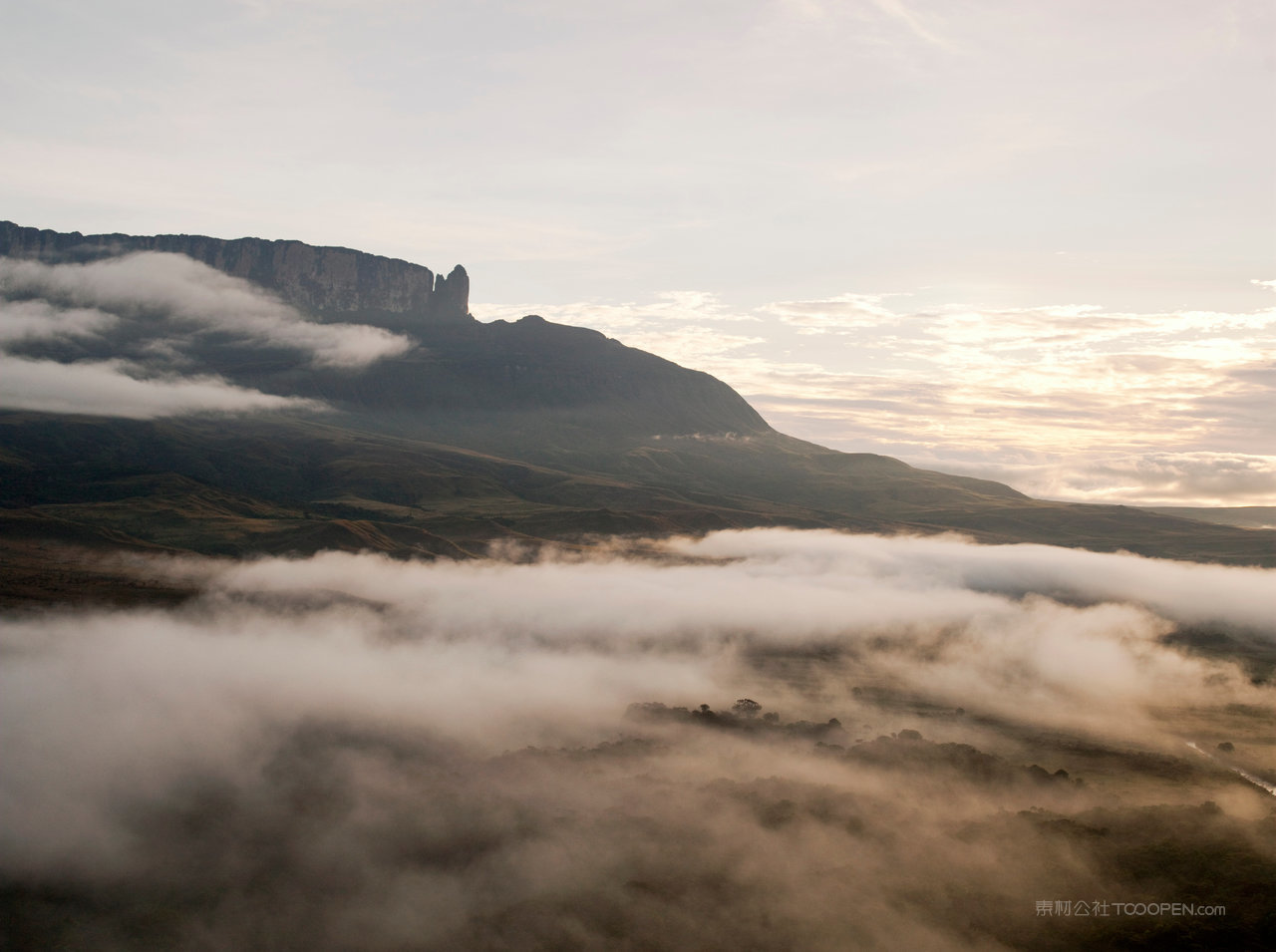 低云和薄雾笼罩着委内瑞拉罗里马山