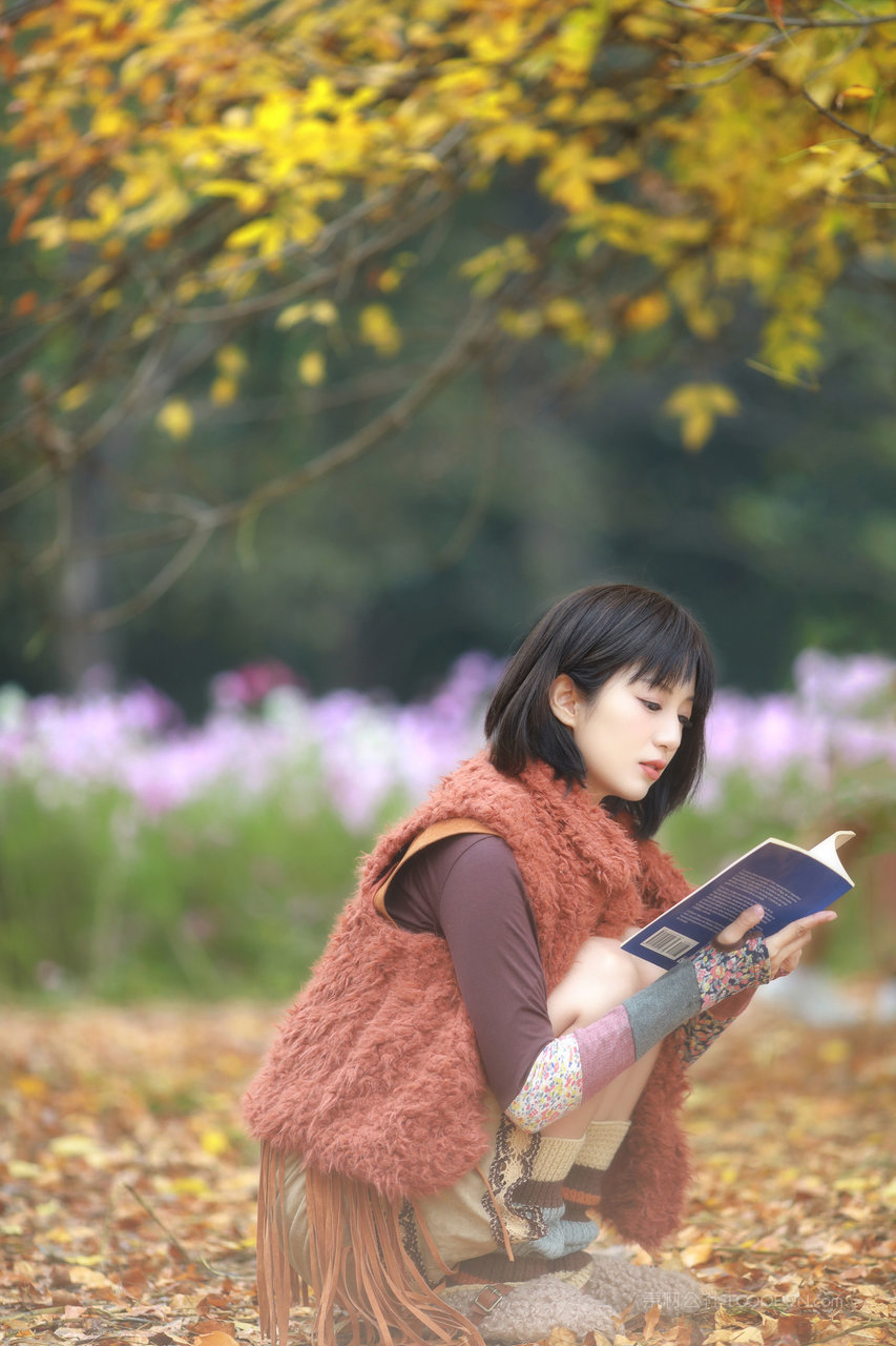 坐在地上的短发美女摄影图片