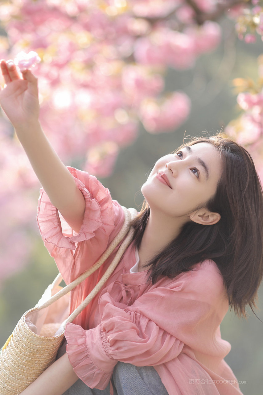 赏花的甜美少女高清养眼美女壁纸大全