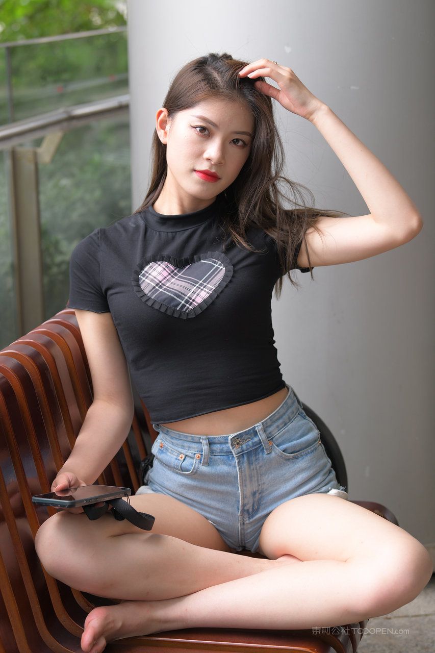 偷拍牛仔短裤紧身裤美女高清图片