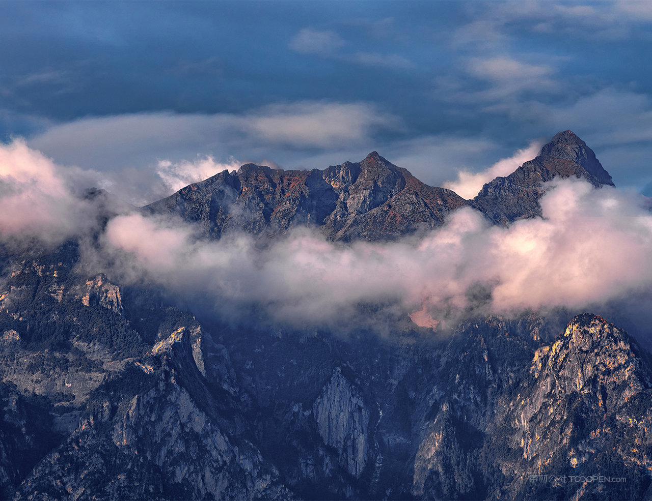 藏地高原的云和雾