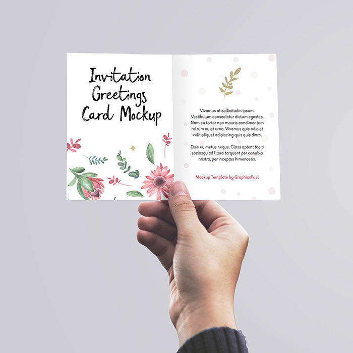 手拿邀请函贺卡设计展示样机模型