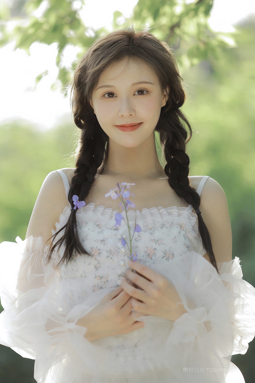 超好看的白嫩清纯小姐姐户外个人写真图片