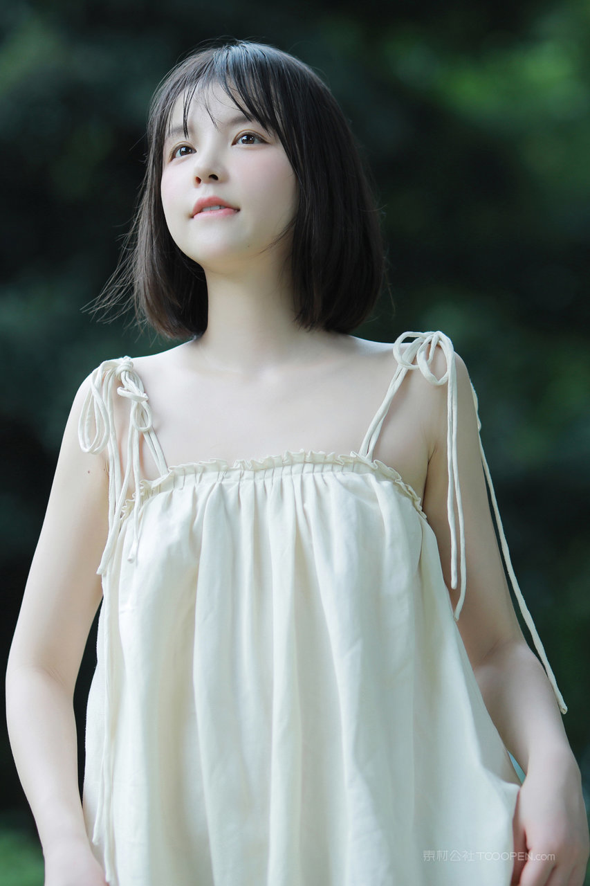 穿吊带连衣裙的清纯萌妹唯美写真图片