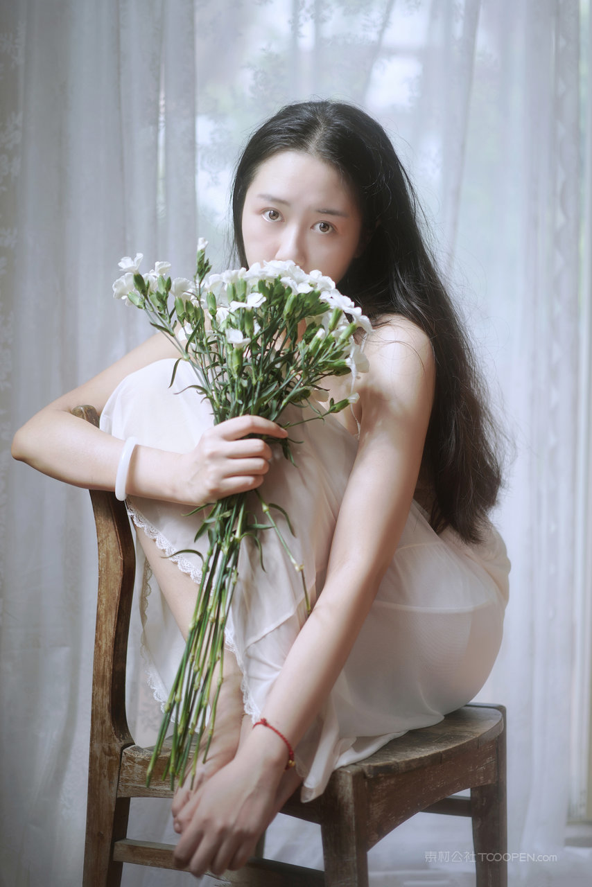 手捧鲜花的甜美女生图像