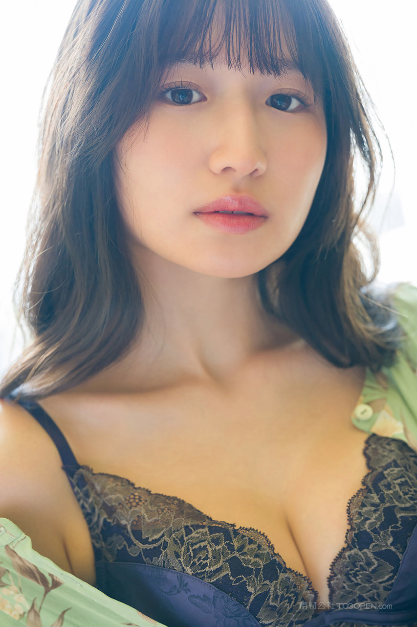 跪在床上的情趣内衣模特