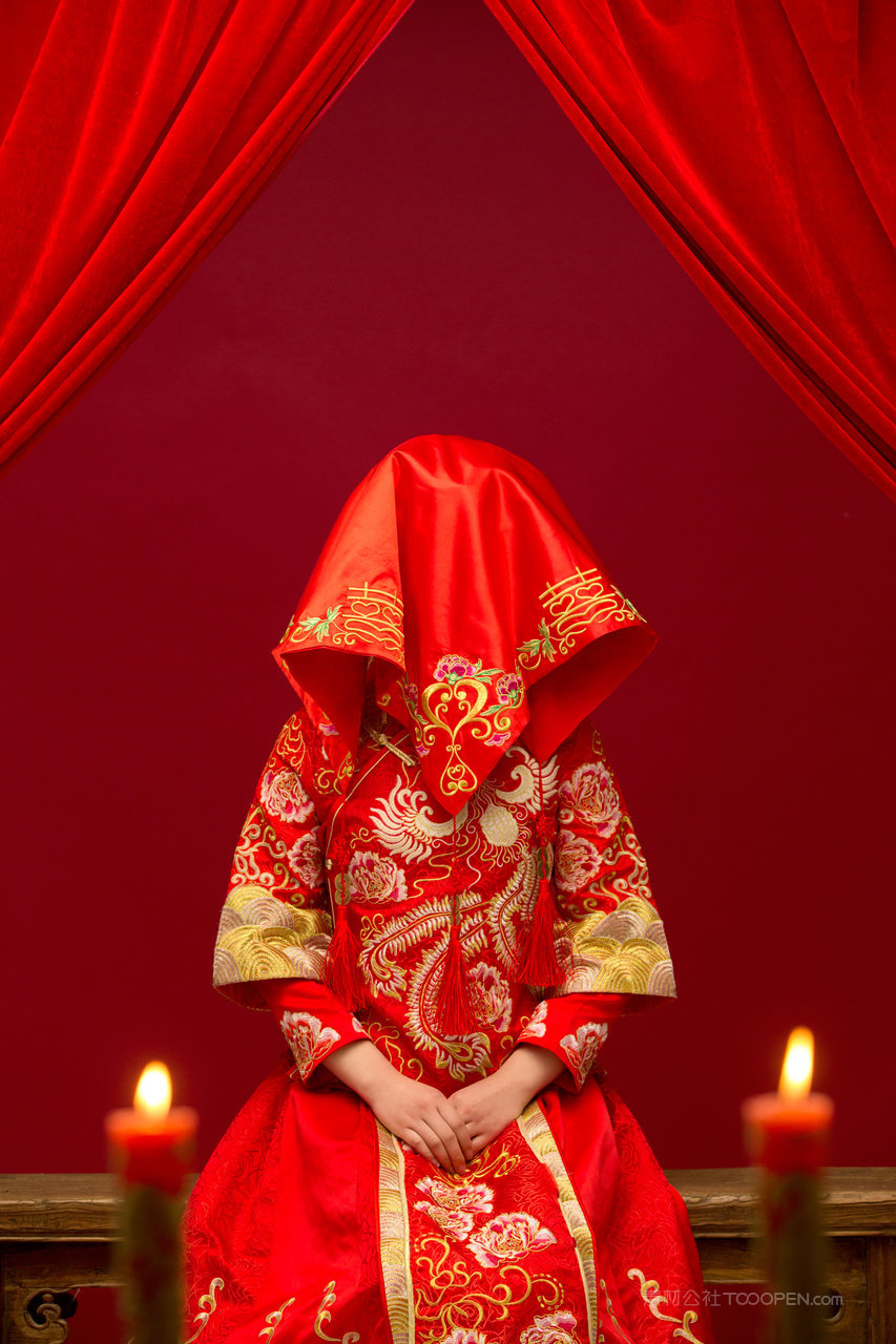 坐在床边的新娘图片