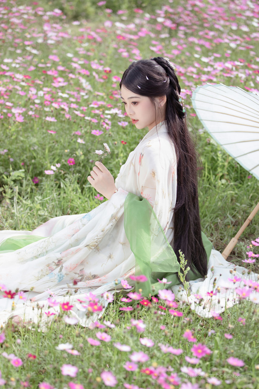 坐在草地上的古装汉服美女高清手机壁纸图片