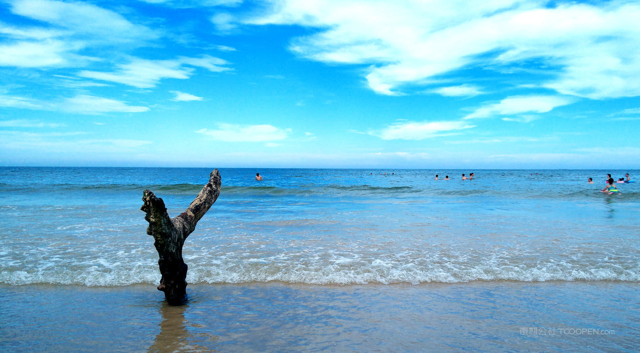 蓝天白云清澈海水