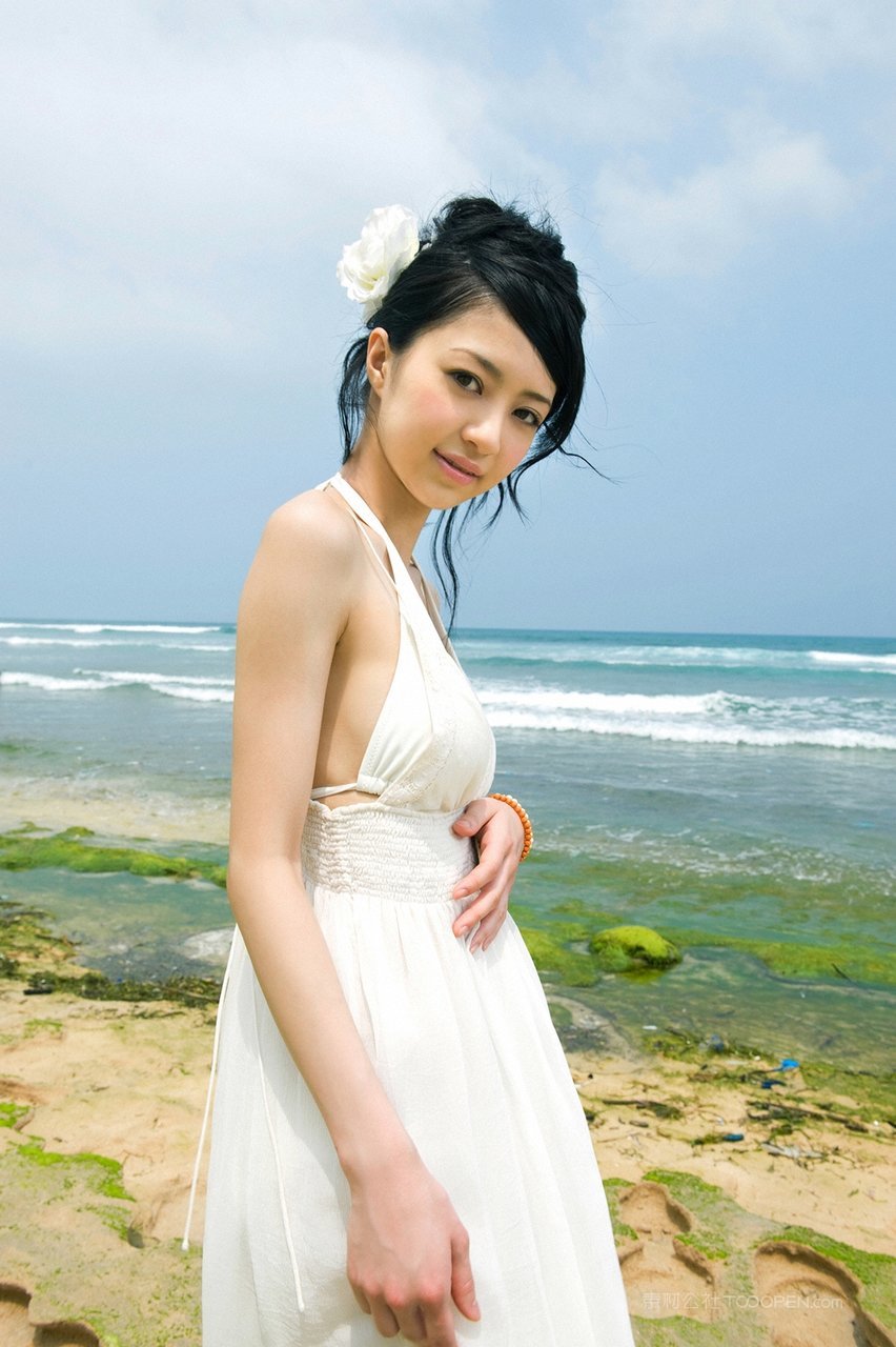 清纯动人的日本白裙美女海边人体摄影图片