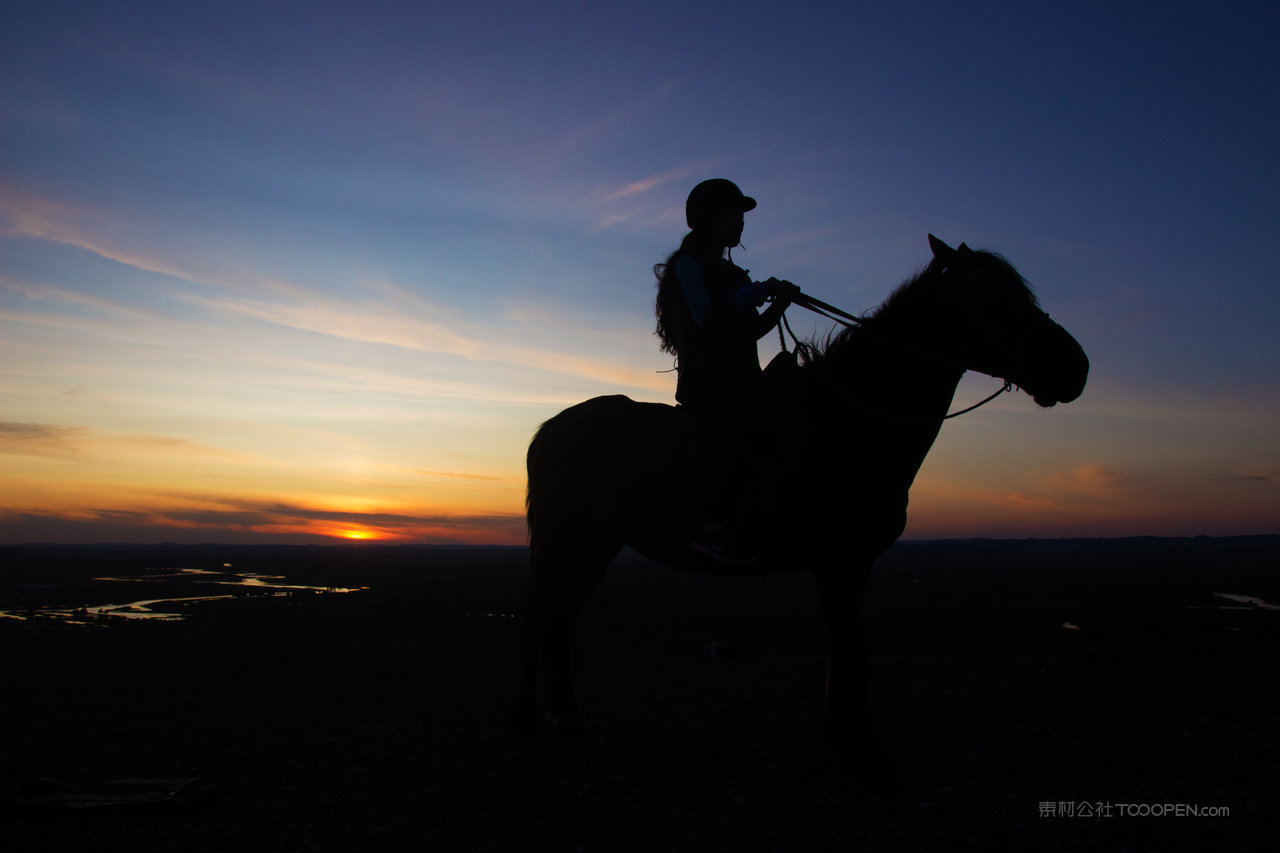 内蒙古呼伦贝尔大草原骑马看日落