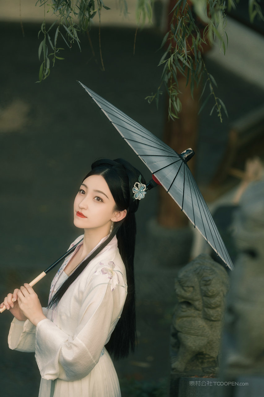 打着雨伞的古风头像女生艺术写真图片