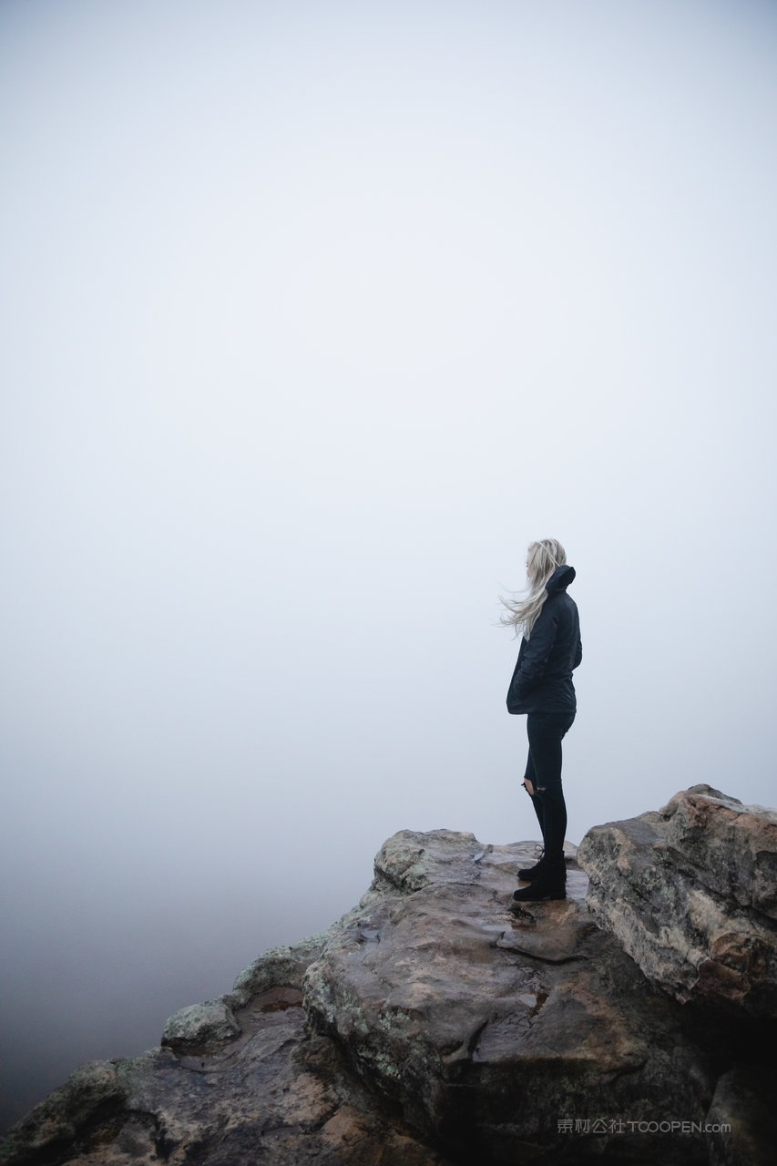 山顶迷雾风景画