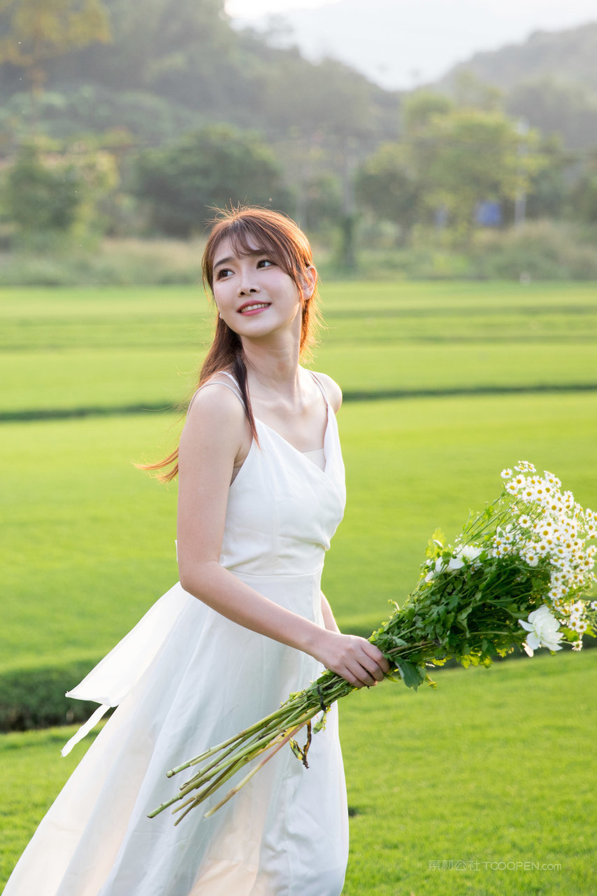 草地上白色连衣裙美女清纯唯美女生壁纸图片大全