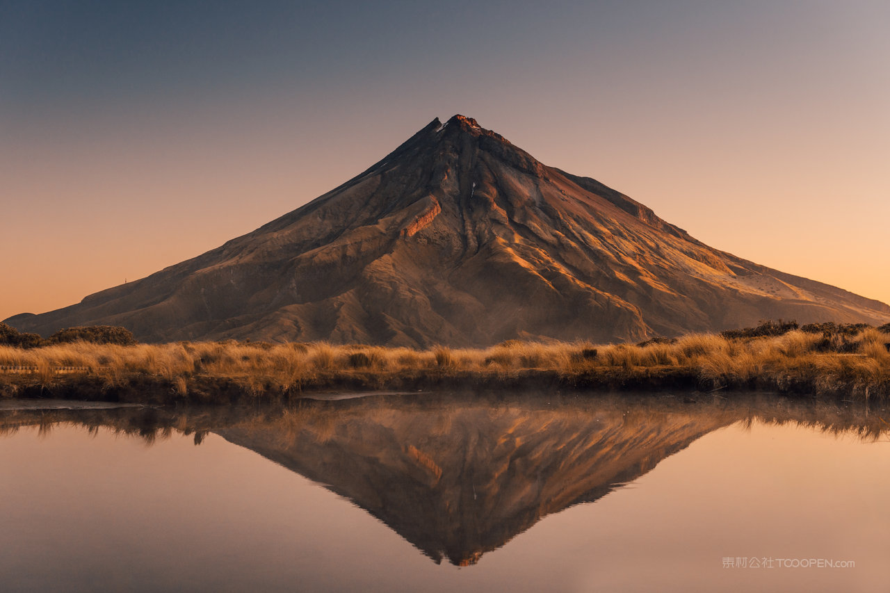 高清火山山脉风景画