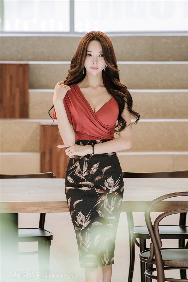 靠在桌子上的高清韩国美女朴秀妍图片