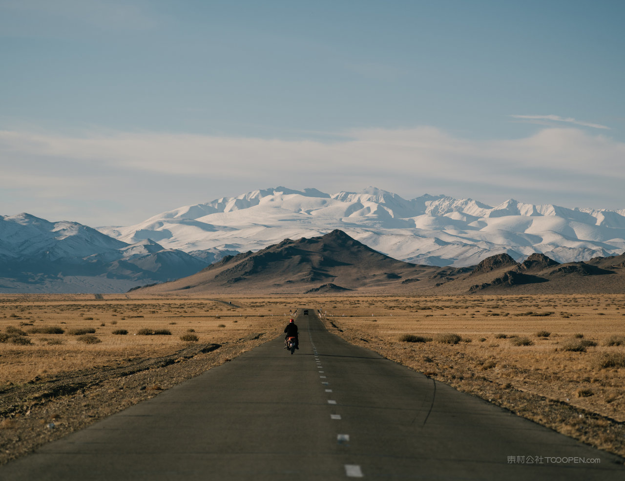 大山雪山风景画图片