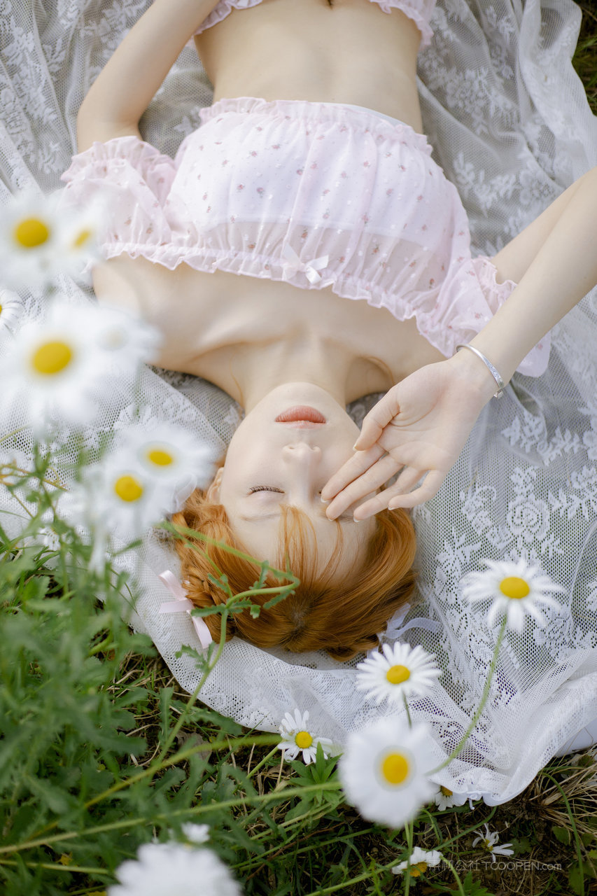 俯拍躺在草丛上的甜美少女高清手机桌面美女壁纸下载